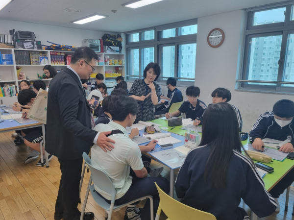 보람중학교 학생들과 대만 학생들이 함께 문화 교류 수업을 하고 있다.