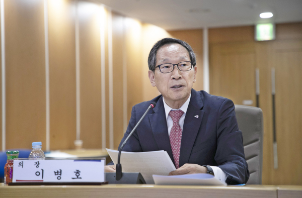 이병호 한국농어촌공사 사장이 28일 개최한 제57회 중앙운영대의원회에서 농업계의 의견을 청취, 수렴하고 있다.