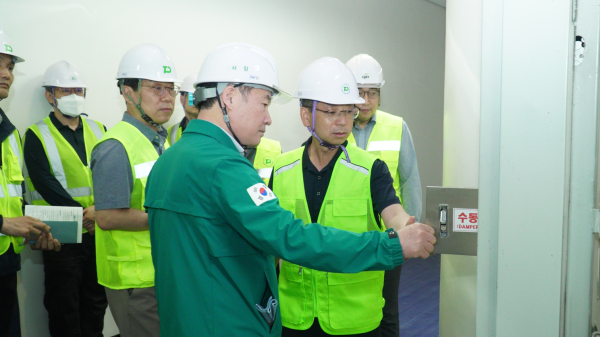 대전교통공사 연규양 사장이 소방설비를 점검하고 있다.