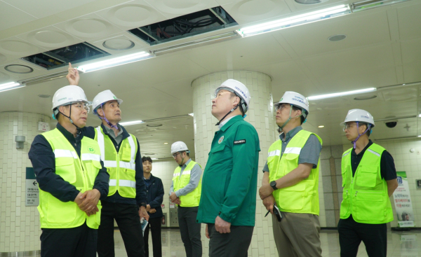 시설공사 현장을 점검 중인 대전교통공사 연규양 사장
