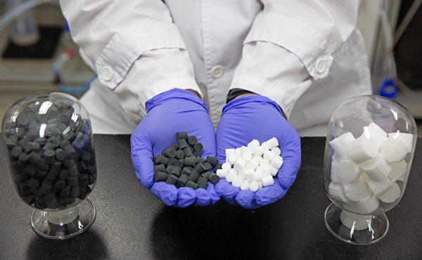 왼쪽은 압출방식으로 제조한 알루미나 지지체, 오른쪽은구리가 코팅된 에그쉘타입 N2O 분해촉매