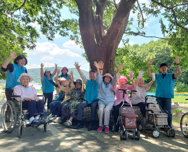 차종명 한국수자원공사 인재개발원장(사진 가운데)과 직원 봉사단인 ‘물사랑나눔단’이 28일 대전시 유성구 사랑의집 양로원에서 평소 거동이 불편하여 산책이 어려우신 어르신들과 함께 휠체어 산책에 나서고 있다.
