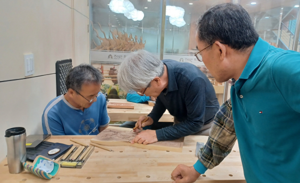 목재문화체험장 프로그램 진행 모습