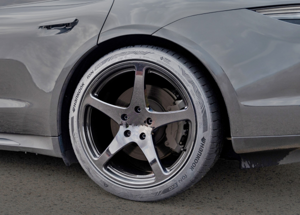 포르쉐 타이칸에 ISCC PLUS 인증 최초 각인한 전기차 전용 타이어 공급