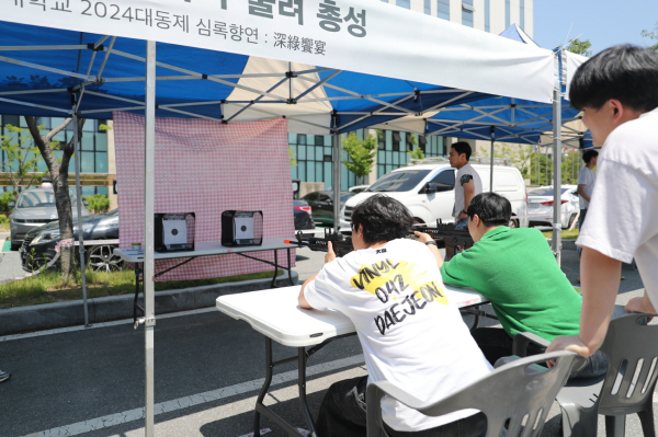 2024 대동제 축제에서 학생들이 이벤트 부스에 참여하고 있다.