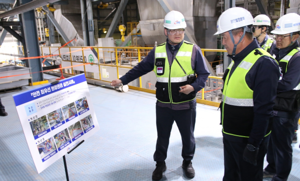 경영진이 주요 사업소(태안‧평택‧서인천‧군산‧김포발전본부) 안전 점검을 벌였다./ 사진은 엄경일 기술안전부사장(왼쪽 두 번째)이 지난 14일 태안발전본부를 점검하는 모습