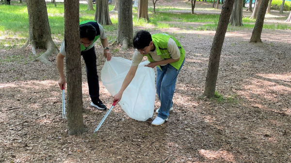 한국농수산식품유통공사-한국마사회 합동 플로깅 진행 모습