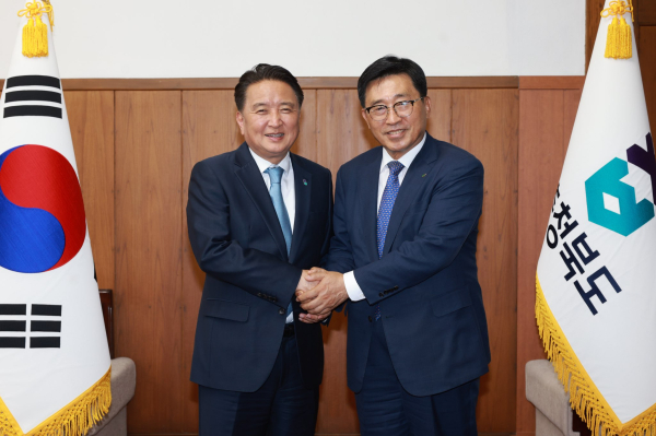 한국농수산식품유통공사-충청북도 간담회 기념사진 * 김춘진 한국농수산식품유통공사 사장(오른쪽), 김영환 충청북도지사(왼쪽)