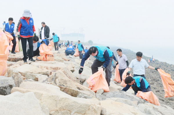 바다의 날 기념 민관 합동 해양 정화 활동 모습