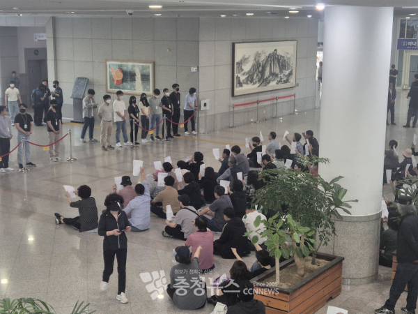 중앙로지하도상가 상인들이 지난 23일 대전시청 로비에서 경쟁 입찰 방식에 반발하며 농성을 벌이고 있다.