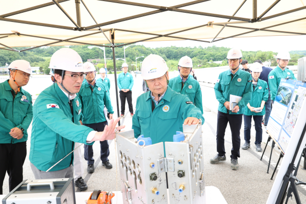 윤석대 한국수자원공사(K-water) 사장(사진 가운데)이 5월 30일 경기도 연천군 군남댐 현장에서 댐의 수문 점검 설비를 살펴보고 있다.