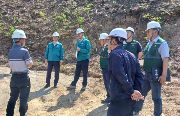 계룡면 화은리 일원 산사태 복구 현장에 대한 집중 안전 합동점검 모습