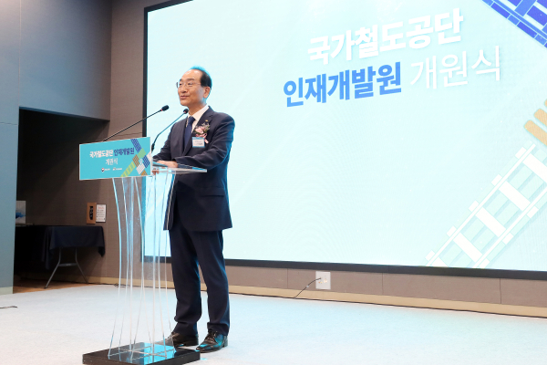 기념사를 하고 있는 국가철도공단 이성해 이사장