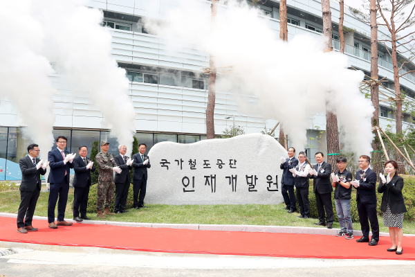 KR인재개발원 개원행사 세리머니 및 기념촬영을 하고 있는 국가철도공단 이성해 이사장(오른쪽 여섯 번째) 및 김진하 양양군수(왼쪽 여섯 번째)