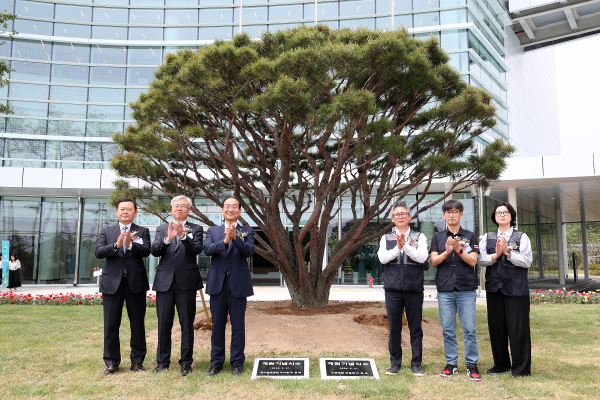 KR인재개발원 개원 기념 노동합동 기념식수 행사 후 촬영을 하고 있는 국가철도공단 이성해 이사장(왼쪽 세 번째)