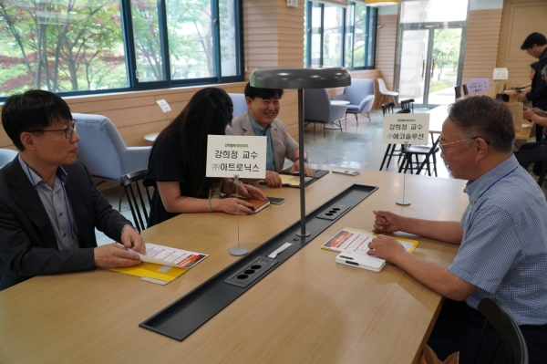 지난 30일 개최한 ‘제3회 산학협력 매칭데이’에서 전임 교원과 매칭된 기업 관계자들이 컨설팅을 진행하고 있다.