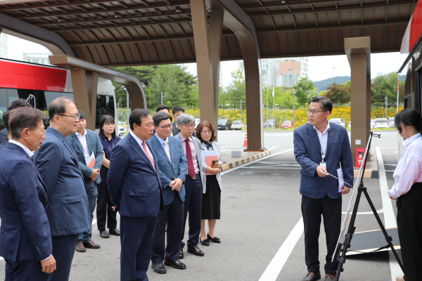 수소전기버스 현장 업무 보고 진행 모습