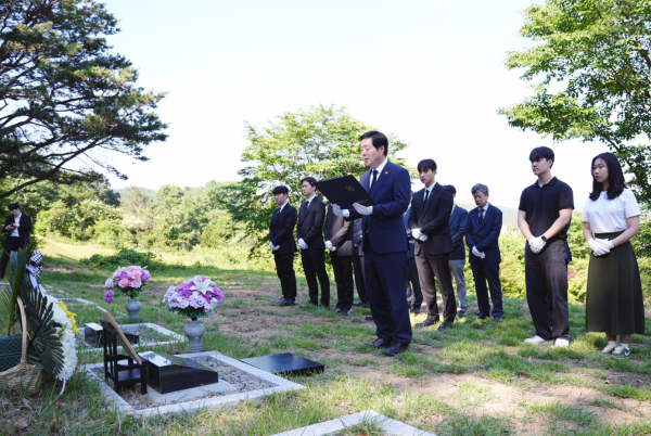 추모사를 낭독하는 김정겸 총장