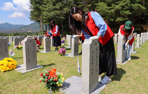 대전신세계 현충원 묘역정비 봉사 모습