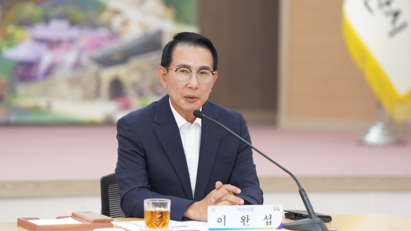 시청 대회의실에서 6일 열린 안보견학 참가자와의 대화