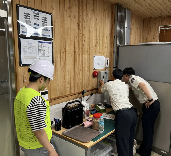 진흥원 합동 점검반원들이 국립김천치유의숲에서 김천소방서 대원들과 합동으로 화재수신기에 대한 점검을 하고 있다