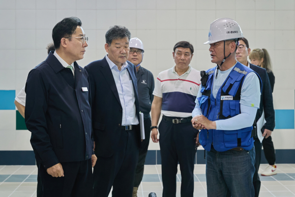 박경귀 아산시장(왼쪽)이 지난 7일 둔포국민체육센터 현장을 찾아 환경정비 등을 주문했다./아산시 제공