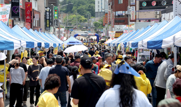 지난 8일 태안읍 ‘걷고 싶은 거리’에서 진행된 5일장 모습.