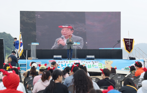 지난 8일 안면읍 꽃지해수욕장 일원에서 진행된 ‘반려동물 해변운동회’ 모습.