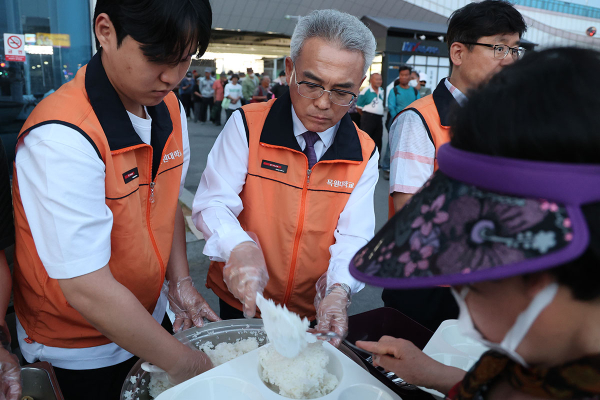 목원대 이희학 총장, 3년째 대전역 노숙인 급식봉사 진행 모습