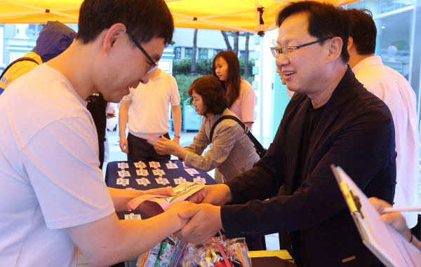 대전지방보훈청장 간식 전달 모습