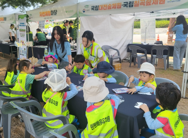 ‘제3회 대한민국 유아숲교육대회’ 체험 부스에서 어린이들이 탄소중립 산림교육프로그램에 참여하고 있다.