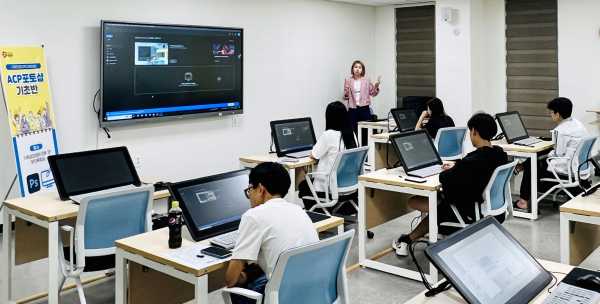 지난 9일 태안군가족센터에서 진행된 ’ACP포토샵 기초반‘ 교육 모습.