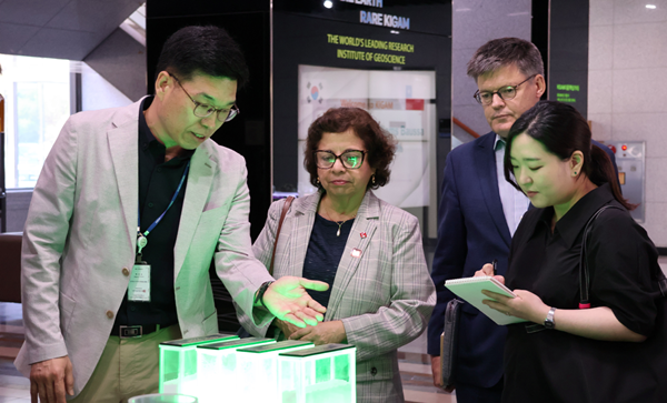 한국지질자원연구원을 방문한 칠레 광업부 아우로라 윌리암스(Aurora Williams) 장관(가운데)가 박인수 박사에게 리튬추출기술 설명을 듣고 있다.