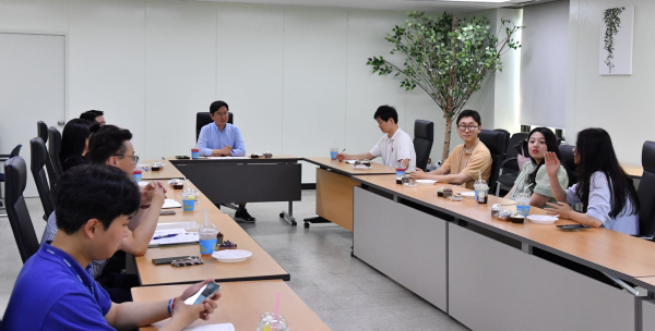 성창훈 사장(가운데)이 타운홀 미팅에서 출산･육아 지원 제도 활용 직원들과 의견을 나누고 있다.