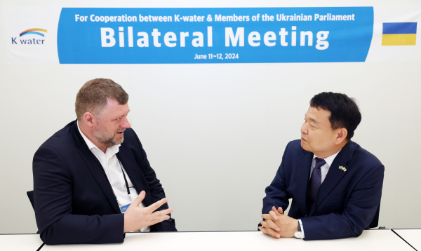 윤석대 사장(오른쪽), 올렉산드르 코르니옌코(Oleksandr Korniyenko) 우크라이나 국회부의장 면담 모습