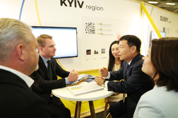 윤석대 사장, 루슬란 크라브첸코(Ruslan Kravchenko) 키이우주 주지사 면담 모습