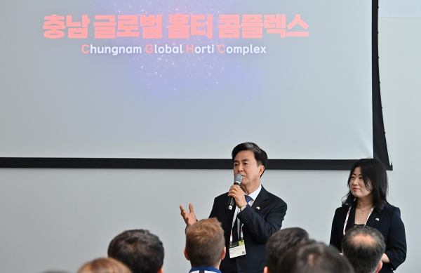 그린테크 박람회서 김태흠 지사가 '충남 스마트농업_비전'을 발표하고 있다