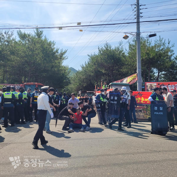 논산시 KDI 준공식 입구 시위 모습