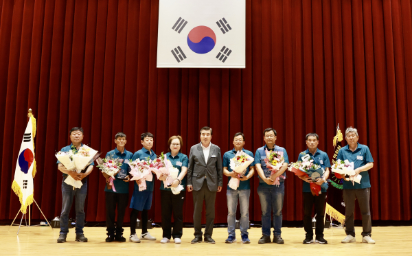 보령시 이·통장연합회 제6회 한마음 화합대회 유공자 표창 모습