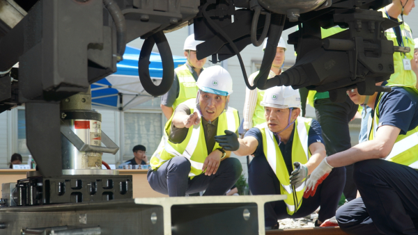 탈선 복구 과정을 점검 중인 대전교통공사 유운호 경영이사(사진 왼쪽)