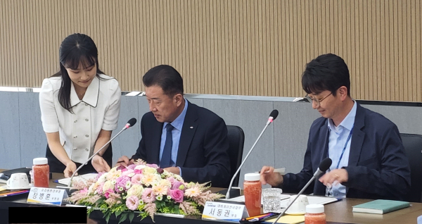 한국수자원공사 장병훈 수자원환경부문장(사진 왼쪽에서 두 번째)와 현대오토에버 서동권 내비게이션사업부장(사진 왼쪽에서 세 번째)이 양 기관 대표로 협약을 체결하고 있다.