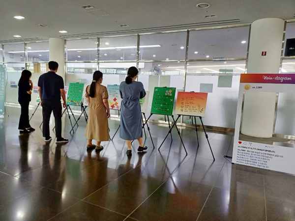 21일까지, 노인학대 예방의 날 맞아 시청 1층에서 공모전 선정작 전시 모습