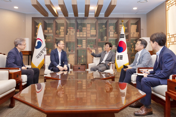 김형렬 행복청장(오른쪽에서 세 번째)이 국립중앙박물관 회의실에서 관계자의 설명을 듣고 있다