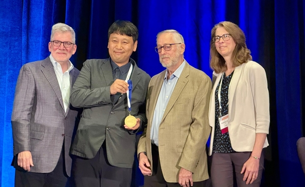 2024 ATSC 리처(Richer) 메달을 수상한 ETRI 박성익 박사(왼쪽에서 두번째)