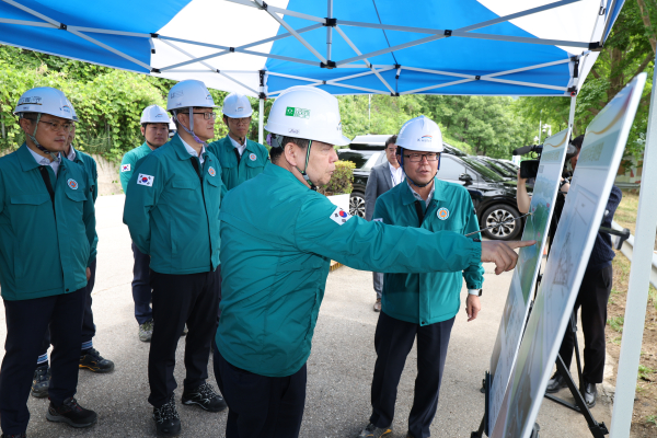 윤석대 한국수자원공사 사장(사진 가운데)이 17일 합천댐 현장에서 합천댐 시설현황 등에 대해 설명을 듣고 있다.