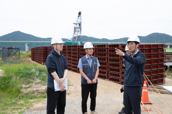 김형렬 행복청장(오른쪽에서 첫번째)이 우기에 대비하여 행복도시∼공주(3구간) 연결도로 건설현장을 점검하고 있다.
