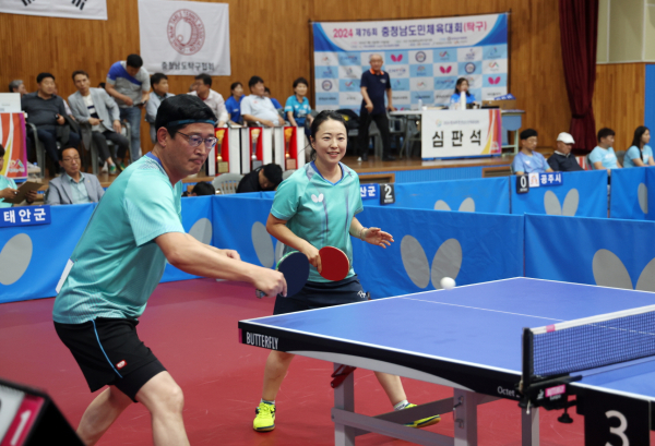 제76회 충청남도민체육대회에 참가한 태안군 선수단 (탁구 남녀복식 모습)
