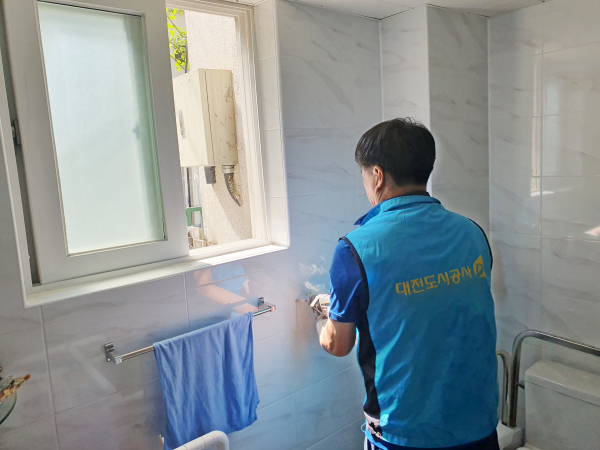 환경에너지사업소, 시설개선 봉사활동 화장실 유아시트 제공 모습