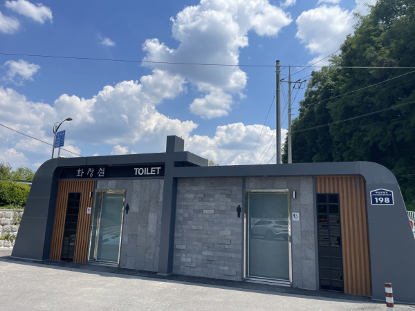 새롭게 설치된 공중화장실 모습