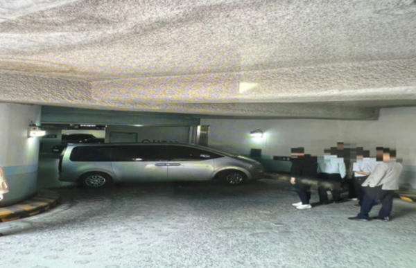 보험사 건물 지하주차장 입구를 막은 50대가 검찰에 송치됐다.